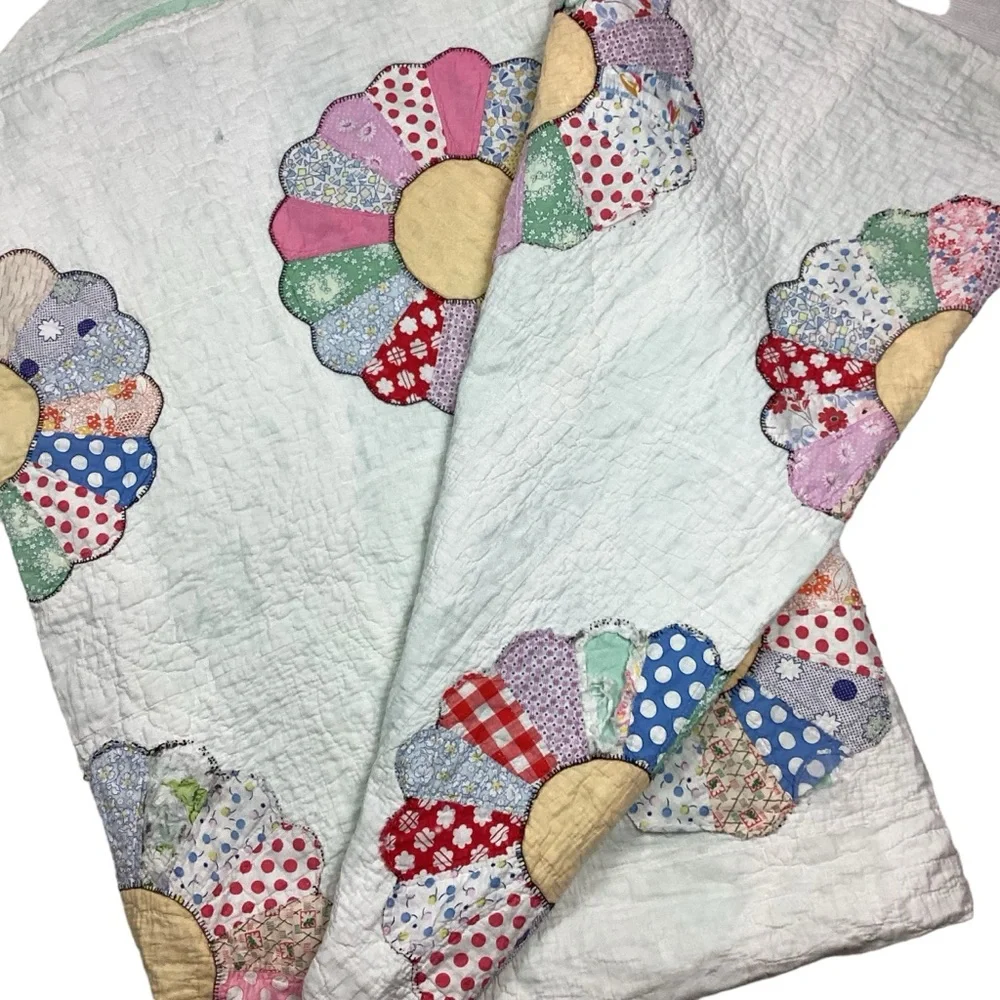 Vintage hand stitched quilt - Picture 1 of 10